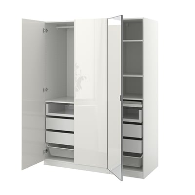 Der PAX-Kleiderschrank in Weiß bietet mit Regalen und Schubladen viel Stauraum. Es verspiegelte Türen und Soft-Close-Scharniere sorgen für einen reibungslosen Betrieb.