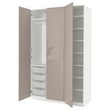 Ein offener PAX-Kleiderschrank in Weiß mit Netzkörben und Regalen. Das Design ist schlank und funktional, ideal für die moderne Lagerung.