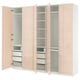 Option: Ein offener, hellrosa PAX-Kleiderschrank mit Regalen und Schubladen. Es modernes Design, einschließlich sanft schließender Scharniere und verstellbarer Füße.