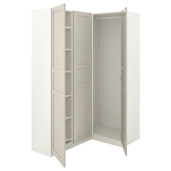 Ein offener weißer PAX-Kleiderschrank mit Regalen und Fächern.