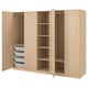 Dreitüriger PAX-Kleiderschrank aus Holz mit Regalen und Körben.