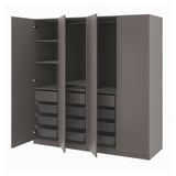 Ein grauer PAX-Kleiderschrank mit offenen Türen, Regalen und Netzkörben zur Aufbewahrung.