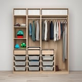 Kinderschrank aus Holz mit Kleidung, Spielzeug und Schubladen zum Organisieren von Gegenständen.