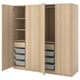 Dieses Bild zeigt einen offenen, hellbraunen PAX-Kleiderschrank aus Holz mit Regalen und Netzkörben im Inneren.
