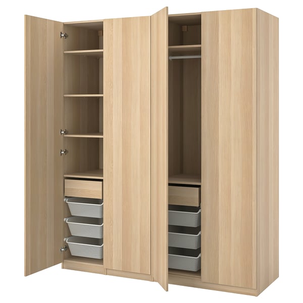 PAX Kleiderschrank aus hellem Holz mit offenen Türen, Regalen, Schubladen und Netzkörben.