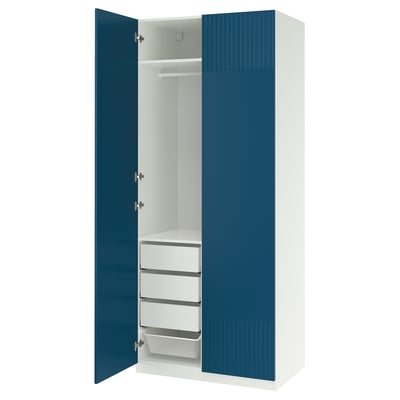 PAX-Kleiderschrank: hoher blau-weißer Schrank, strukturierte Türen, Schubladen, Regale.