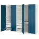 Ein blauer PAX-Kleiderschrank mit offenen Türen, freizügigen Regalen und Schubladen, der Funktionalität mit einem schlanken Design verbindet.