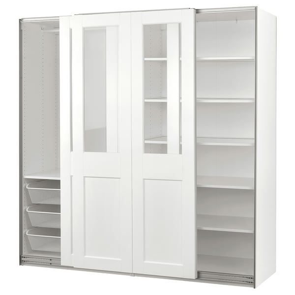 Dieses Bild zeigt einen weißen PAX-Kleiderschrank mit Glastüren. Es verfügt über verstellbare Regale und Netzkörbe aus Spanplatten und Glas.