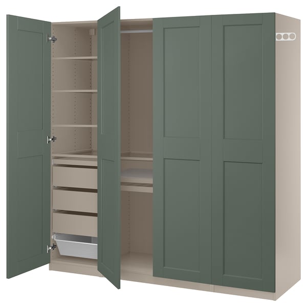 Ein grüner PAX-Kleiderschrank mit offenen Türen, die Regale, Schubladen und Hängefläche zeigen.