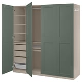 Ein grüner PAX-Kleiderschrank mit offenen Türen, die Regale, Schubladen und Hängefläche zeigen.