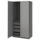 Grauer Kleiderschrank mit offener Tür, drei Schubladen, Boden aus Metallgitter. Modernes, schlankes Design, graue Farbe.