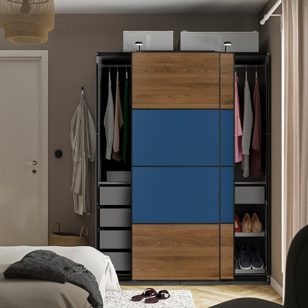 Modernes Schlafzimmer mit PAX-Kleiderschrank und Bett.