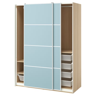 Ein ikea PAX-Kleiderschrank mit hellblauen Schiebetüren und einem Rahmen mit Holzmaserung, Regalen und Netzschubladen.