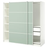 Ein ikea PAX Kleiderschrank in Weiß mit hellgrünen Schiebetüren und mehreren Einlegeböden im Inneren.