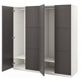 Ein offener weiß-schwarzer Ikea PAX-Kleiderschrank mit Schiebetüren, Innenregalen und einer Kleiderstange.