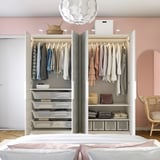 Moderner Kleiderschrank mit Kleiderbügeln, Regalen und organisierter Kleidung. Sanft schließende Scharniere.
