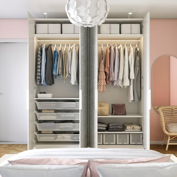 Geräumiger offener Kleiderschrank mit Kleidung, Schubladen und Aufbewahrungsboxen. Sanfte Beleuchtung, verstellbare Regale, ordentlich organisiert.
