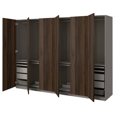 Ein PAX-Kleiderschrank mit Holztüren in Espresso-Ausführung. Es hat ein modernes Design mit mehreren Fächern für eine organisierte Aufbewahrung.