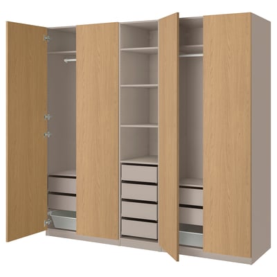 Ein PAX-Kleiderschrank aus Holz mit offenen Türen, in denen Regale, Schubladen und Fächer ausgestellt sind.