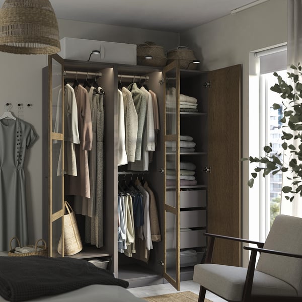 Moderner offener Kleiderschrank mit Kleidung, Regalen, hängender Aufbewahrung und Körben. Die Schranktüren verfügen über eine integrierte Beleuchtung.