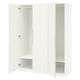 Ein weißer Ikea PAX-Kleiderschrank mit offenen Türen, die leere Regale zum Vorschein bringen.