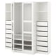 Option: Ein weißer PAX-Kleiderschrank mit Glastüren. Es verfügt über mehrere Regale und Fächer für eine organisierte Aufbewahrung.