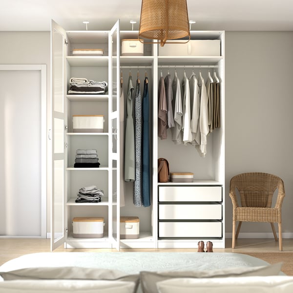 Schlafzimmerschrank mit Kleidung, Regalen und Schubladen.