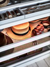 PAX Kleiderschrank-Organizer: mehrere Schubladen und Regale zur Aufbewahrung von Uhren, Gürteln und Hüten; grau, weiß, braun, rechteckig, modernes Design.