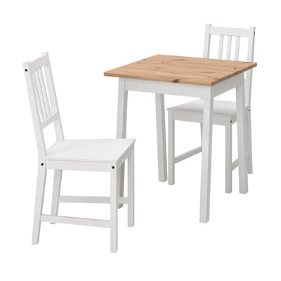 Kleine Essgarnitur aus weißem Holz mit einem rechteckigen Tisch und passenden Stühlen für kompakte Räume. Einfaches, klares Design mit natürlichen Holzakzenten.