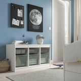 Modernes Zimmer mit schwarz-weißem PJÄTTERYD-Mondposter, weißem Stauraum und Skateboard.