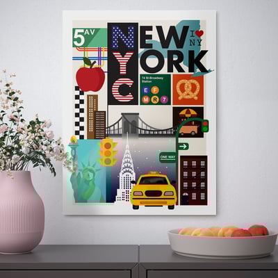 Poster zum Thema NYC an grauer Wand mit Vase und Orangen; Brooklyn Bridge, Taxi, Empire State Building.