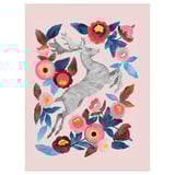 PJÄTTERYD dekorative Kunst. Ein grauer Hirsch ist umgeben von bunten Blumen und Blättern auf hellrosa Leinwand mit tiefem Rahmen.