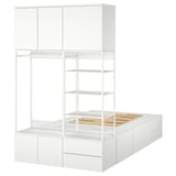 Weißes PLATSA-Bett mit Schubladen und Regalen, minimalistisches Design, perfekt für kleine Räume.