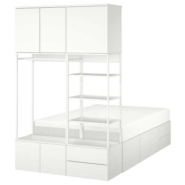 Ein weißer PLATSA-Schlafzimmerschrank, der ein Bett mit Regalen und Schubladen kombiniert. Es bietet effiziente Aufbewahrung und Privatsphäre.