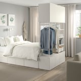 Moderne weiße PLATSA-Bett- und Aufbewahrungskombination, die ordentlich und organisiert in ein gemütliches Schlafzimmer passt.