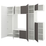 Weißes PLATSA-Aufbewahrungsset: 3 offene Schränke, 3 geschlossene und 2 offene Würfel. Modernes, minimalistisches Design. Weiße und dunkelgraue Akzente.