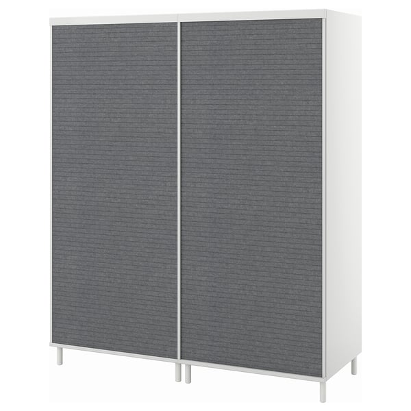 Moderner weißer PLATSA-Kleiderschrank, graue Doppelschiebetüren, rechteckiges, minimalistisches Design, verstellbare Füße.