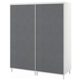 Moderner weißer PLATSA-Kleiderschrank, graue Doppelschiebetüren, rechteckiges, minimalistisches Design, verstellbare Füße.