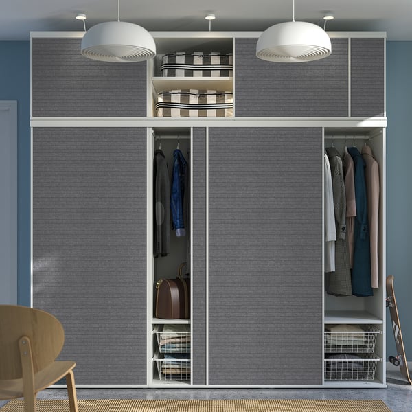 Moderner Kleiderschrank mit verstellbaren Füßen, Schiebetüren und Behängen, ideal für kleine Räume.