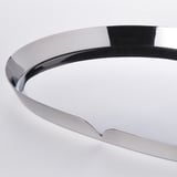 Die schlanke, polierte Metallkurve reflektiert das Licht und zeigt präzise Handwerkskunst.