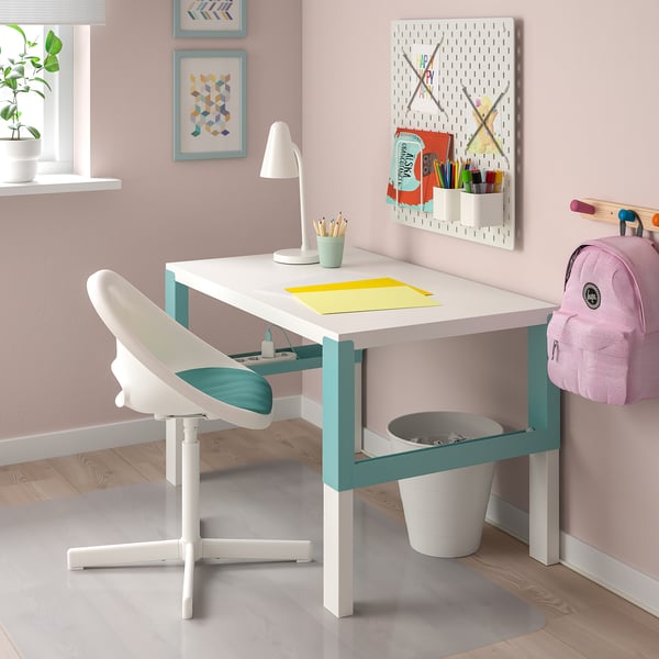 Listet den Produktnamen, die Farbe und das Material des Schreibtischstuhls auf. Zeigt die Platzierung der Stühle in einem kleinen, farbenfrohen Raum mit pädagogischer Dekoration.