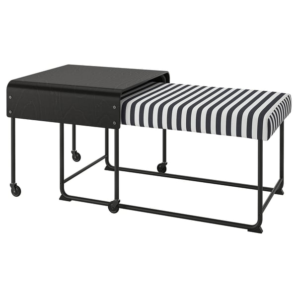 Einfache schwarz-weiß gestreifte Bank mit Metallbeinen und Holzplatte. Modernes skandinavisches Design.