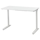 Ein weißer RELATERA-Schreibtisch mit rechteckiger Platte und verstellbaren Metallbeinen. Das Design ist clean und minimalistisch und eignet sich für das Homeoffice.