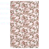 Eine rechteckige, weiße, wiederverwendbare Tischdecke namens RINGBUK mit Blumendrucken in Rosa-Braun, hergestellt aus recyceltem Polyester.
