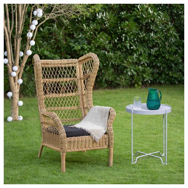 Entspannen Sie sich im RISHOLMEN Korbstuhl, Outdoor-Safe. Hohe Rückenlehne, beige, Stahl & Kunststoff, abgerundet, gemütlich.