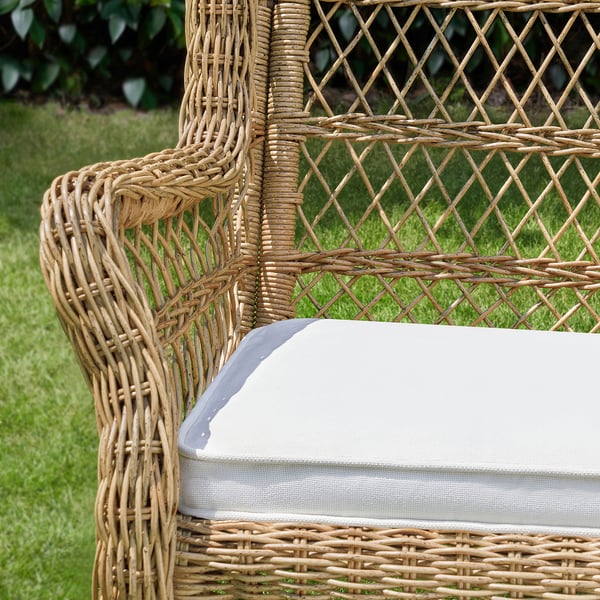 Outdoor-Stuhl aus Korbgeflecht mit Kissen. Wetterbeständiges, gewebtes Design.