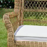 Outdoor-Stuhl aus Korbgeflecht mit Kissen. Wetterbeständiges, gewebtes Design.