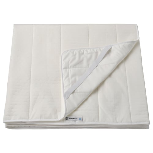 Ein ROSENVIAL weißer Matratzenschoner. Er ist rechteckig mit elastischen Ecken und hat ein weiches, gestepptes Design. Hergestellt aus recyceltem Polyester und Nylon.