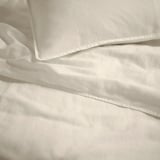 Knackiges, vorgewaschenes beiges Bettwäsche-Set mit hochwertiger Leinen-Baumwoll-Mischung und Reißverschlussdetails.