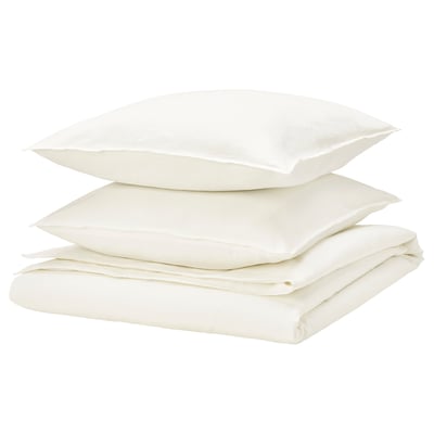 Stapel weißer Bettwäsche: eine gefaltete Bettdecke und zwei Kissen, einfach, knackig.